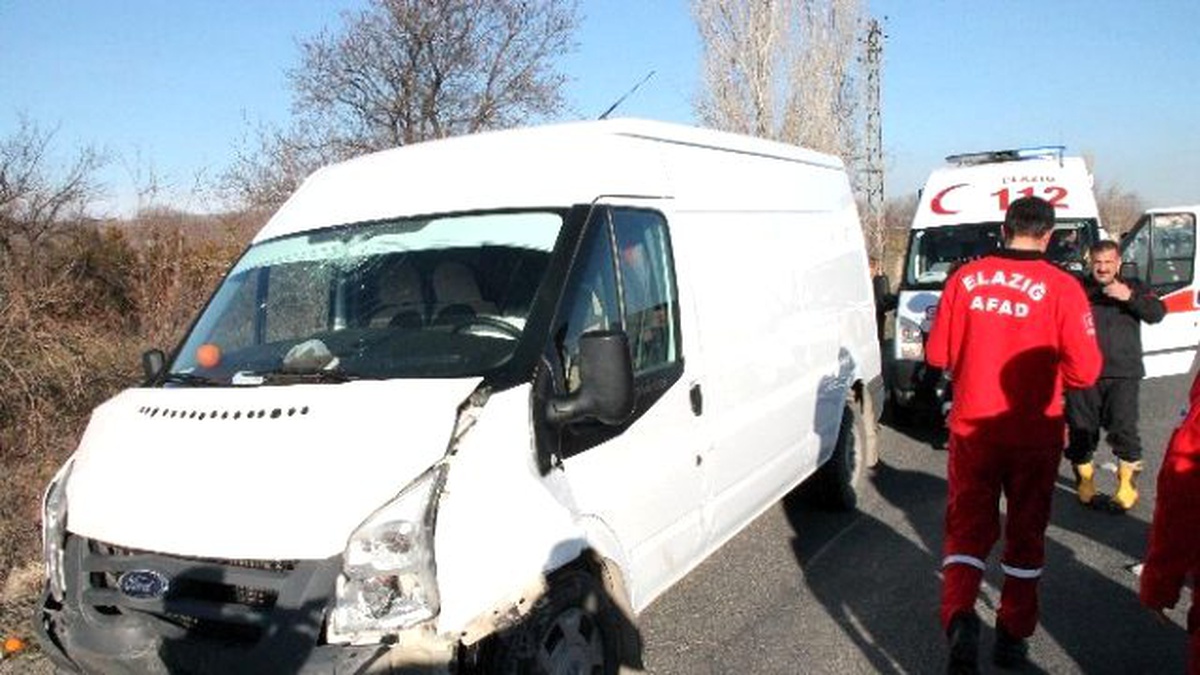 Elazığ\'da Minibüs ile Otomobil Çarpıştı: 5 Yaralı