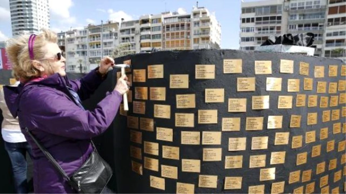 İzmir\'de Öldürülen Kadınların İsminin Yazıldığı Acı ve Utanç Duvarı