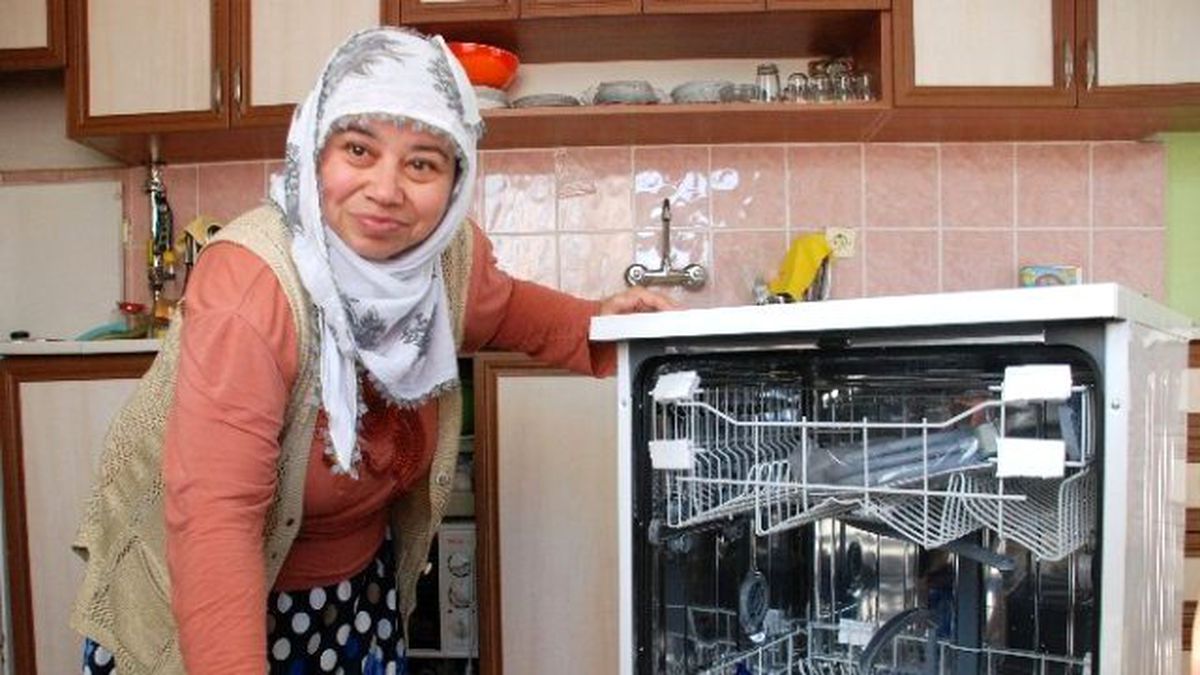 Engelli Kadın, Dünya Kadınlar Günü\'nde Bulaşık Makinesine Kavuştu