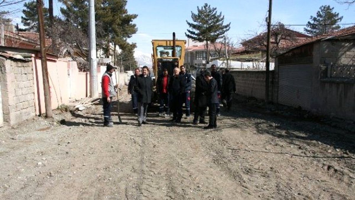 Erzincan Belediyesi Yol Genişletme ve Düzenleme Çalışmalarına Devam Ediyor