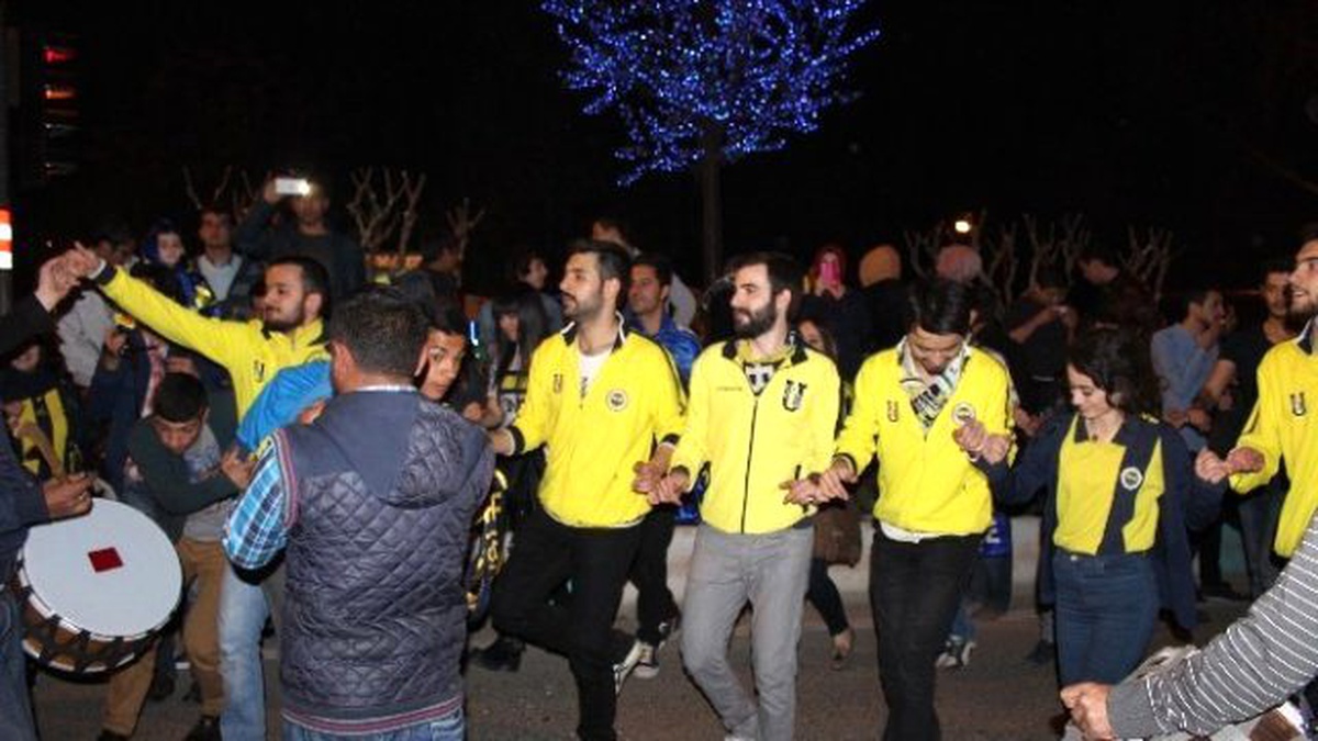 Fenerbahçe Galibiyeti Sokağa Taştı