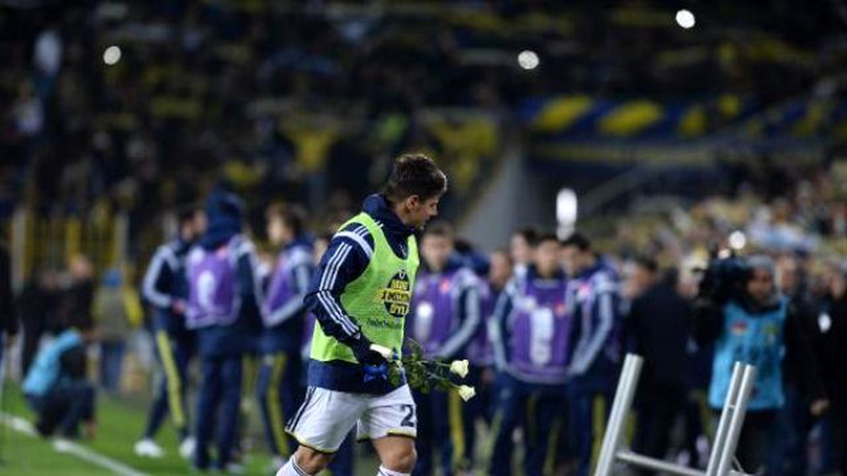 Fenerbahçeli Futbolcular Taraftarlara Çiçek Dağıttı