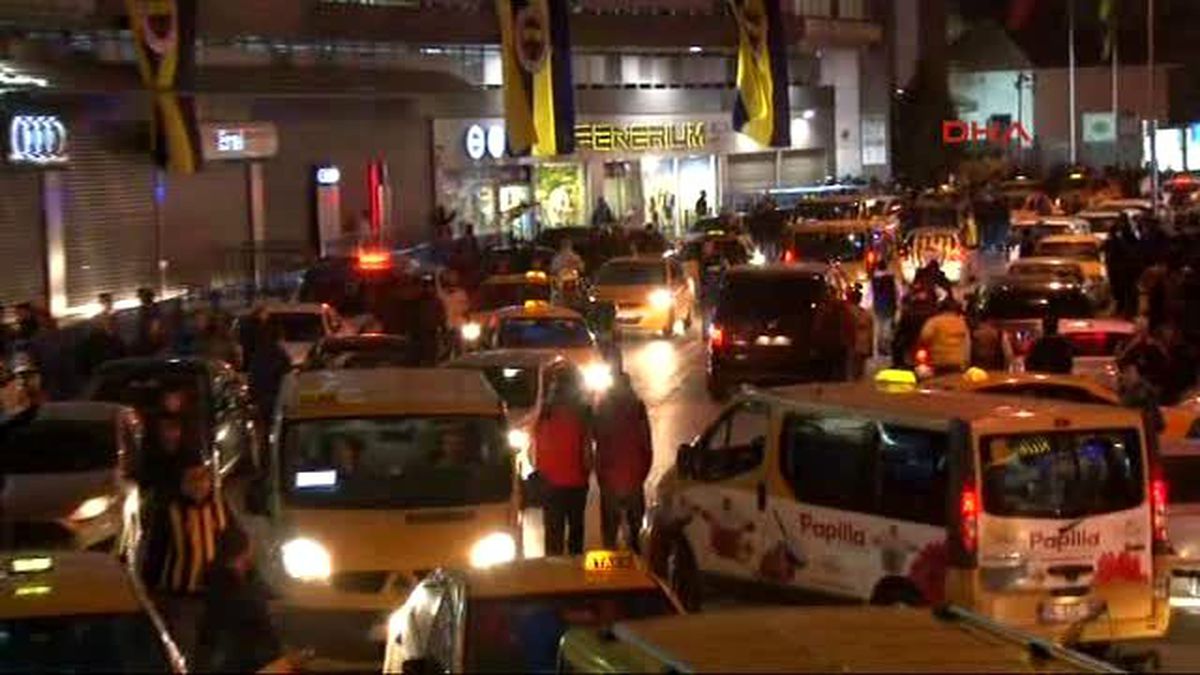 Fenerbahçeli Taraftarlar Derbi Zaferini Stat Çevresinde Coşkuyla Kutladı