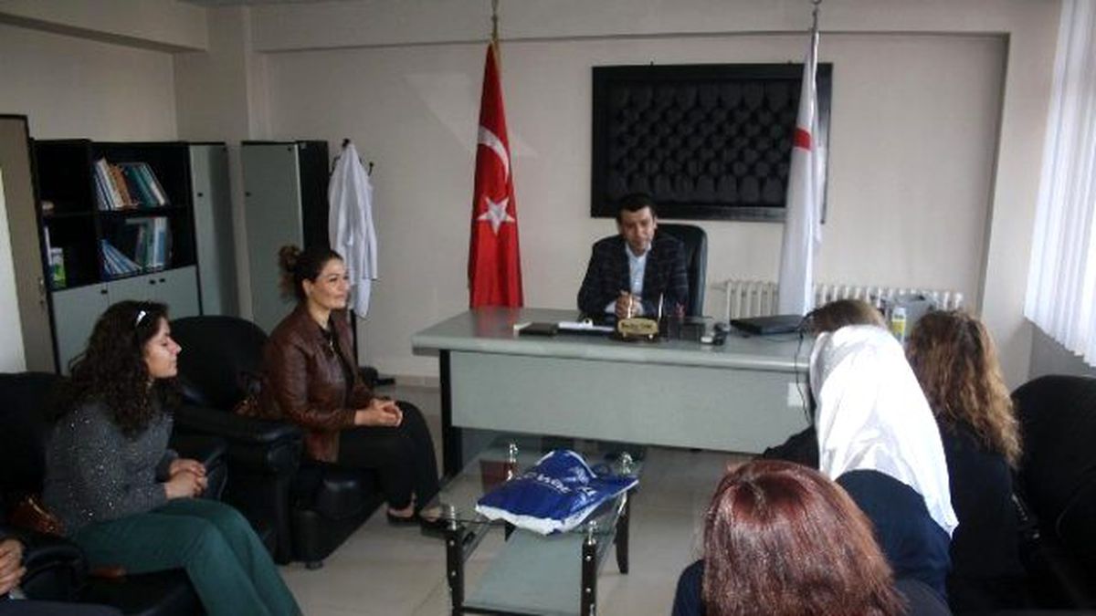 Gönüllü Anneler Hastanede Gül Dağıttı