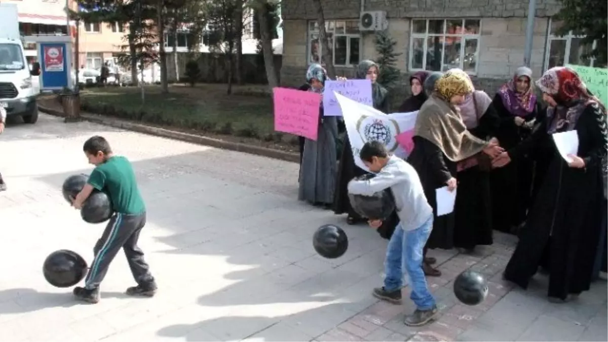 İhh Kadın Zulmüne Dikkat Çekmek İçin Siyah Balonlarla Açıklama Yaptı