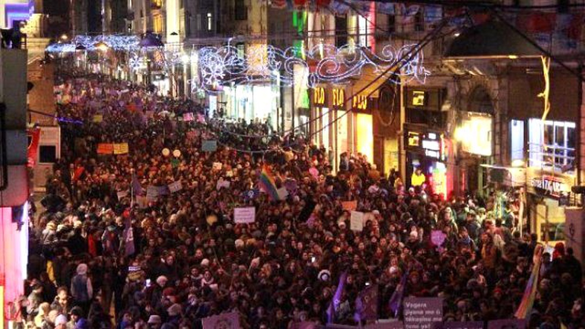 İstiklal Caddesi\'nde "Dünya Kadınlar Günü\' Yürüyüşü...