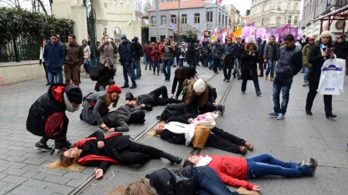İstiklal Caddesi\'nde Kadın Cinayetlerini Resmettiler