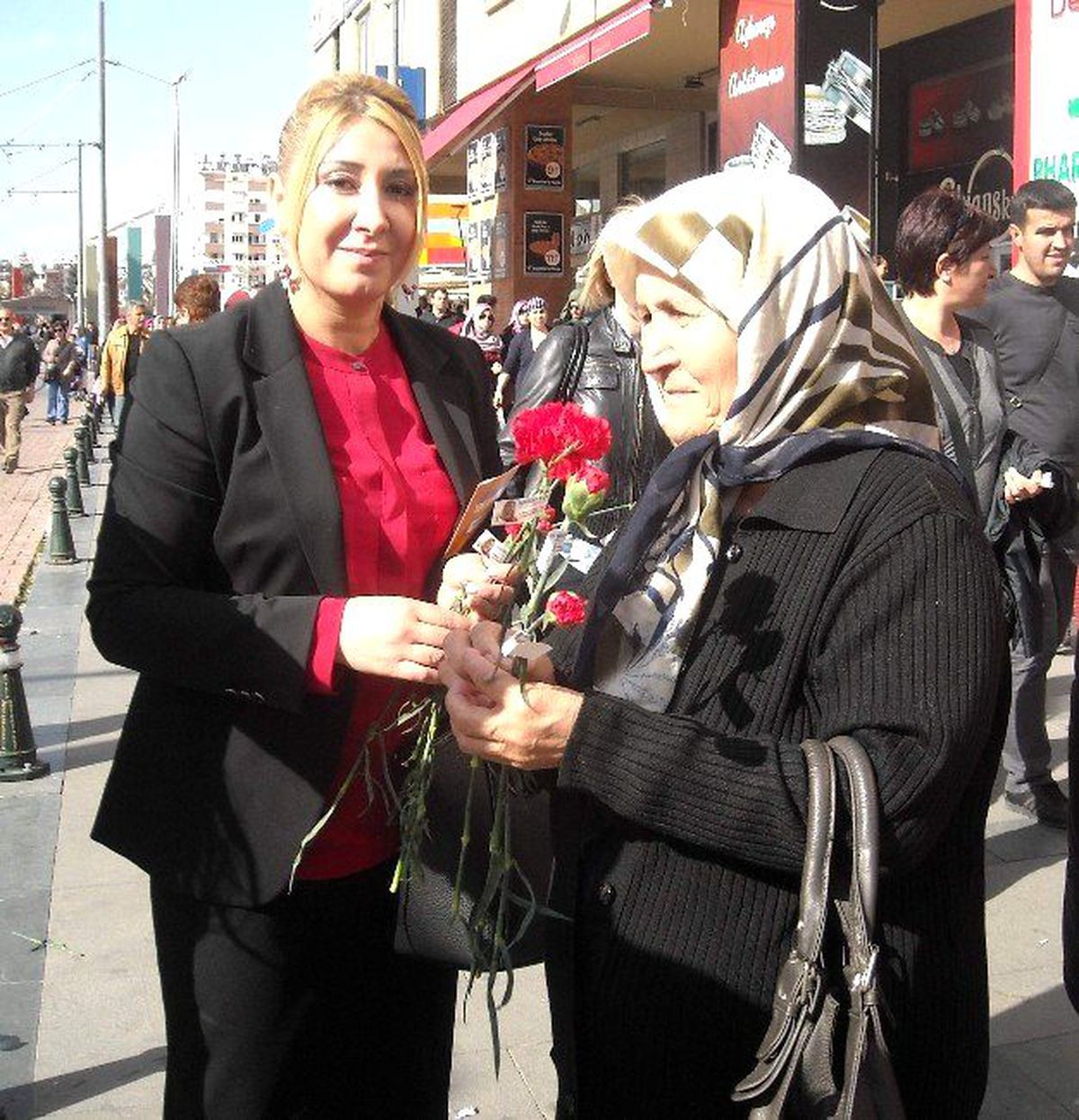Kadın Aday\'dan Kadınlara Karanfil