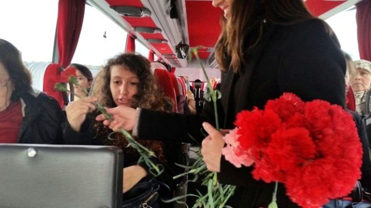 Kadın Yolculara Çiçek