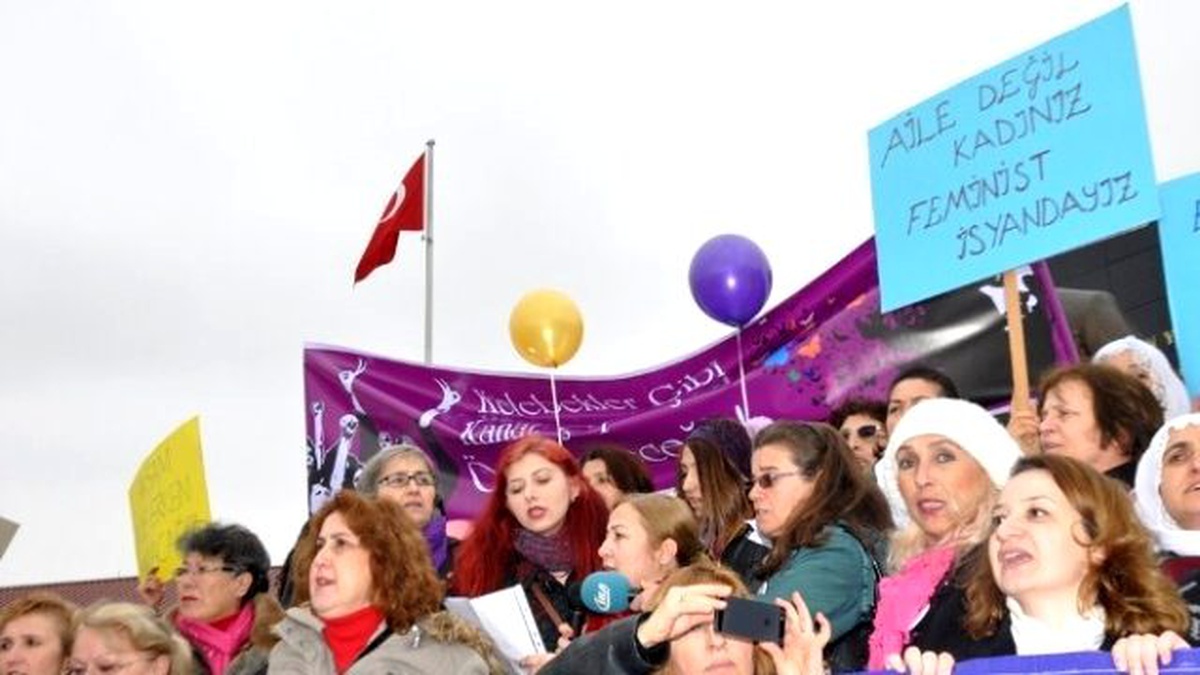 Kadınlar 8 Mart Dünya Kadınlar Gününde Yürüdü