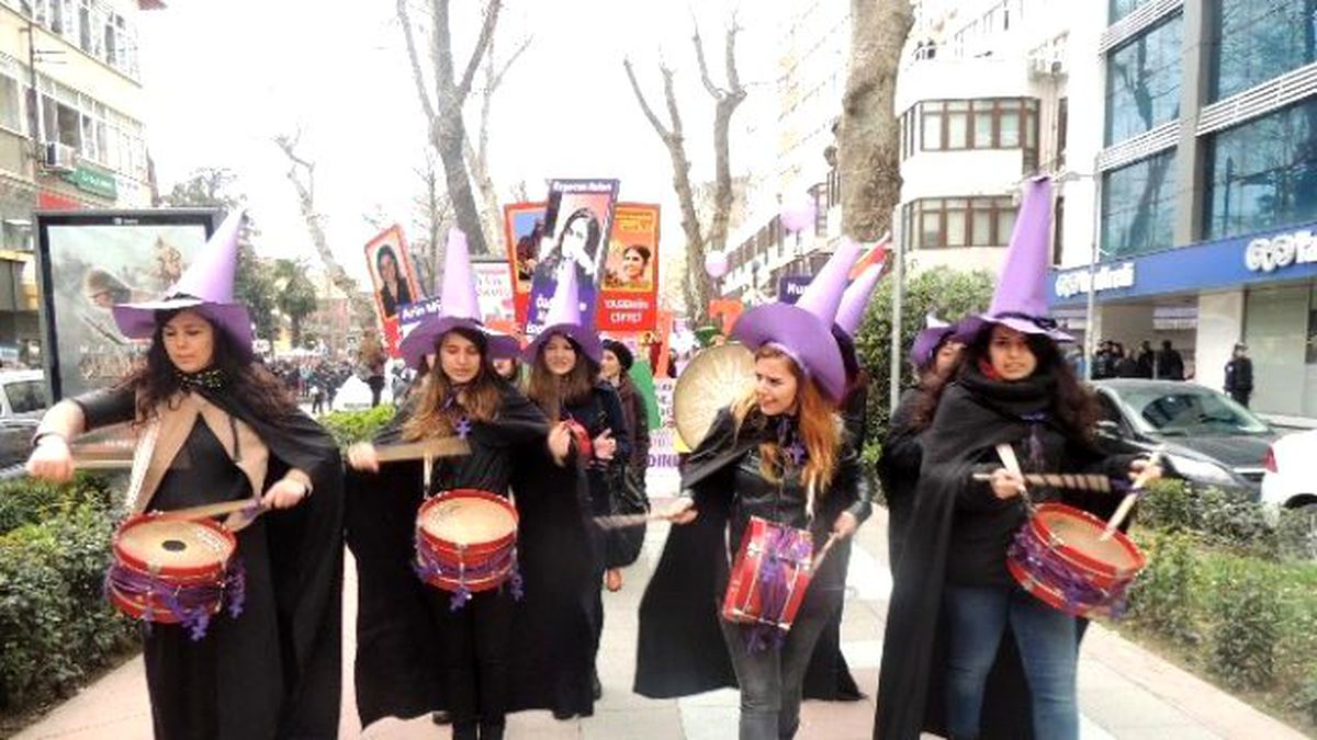 Kadınlar 8 Mart\'ı Eğlenerek Kutladı