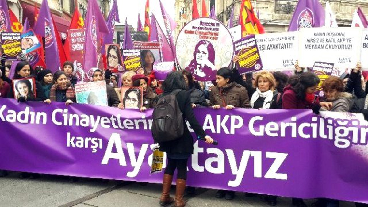 Kadınlar, İstiklal Caddesi\'nde \'Özgecan\' İçin Yürüdü