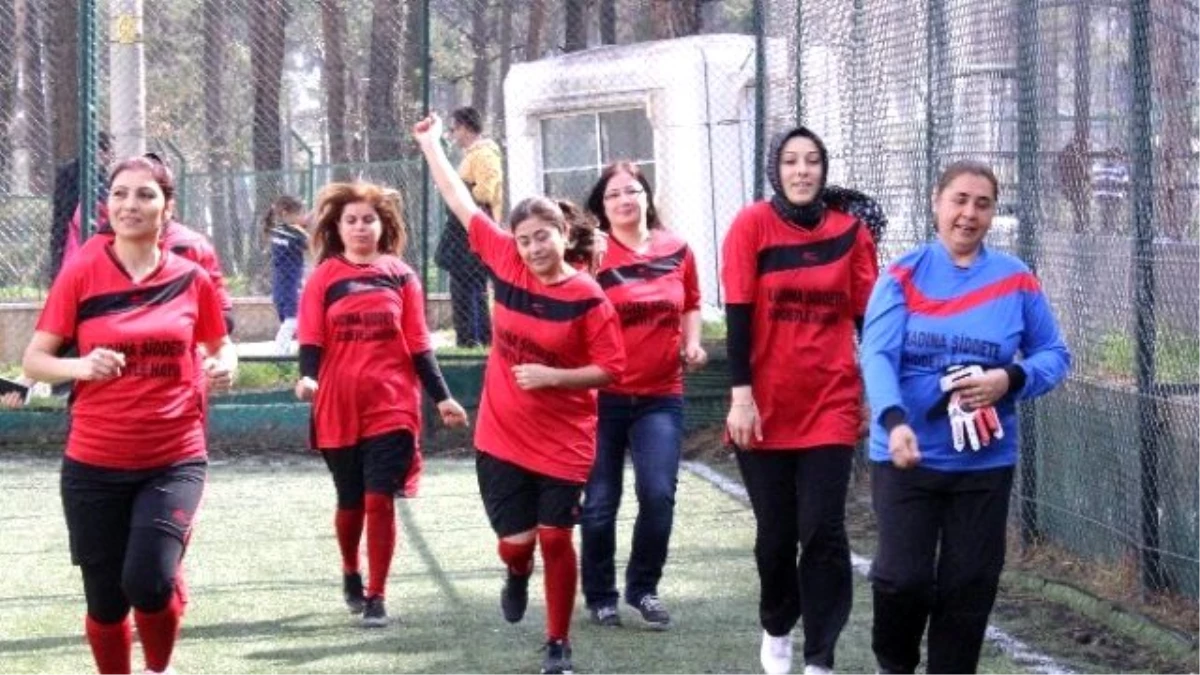 Kadınlar \'Özgecan\' İçin Futbol Oynadı