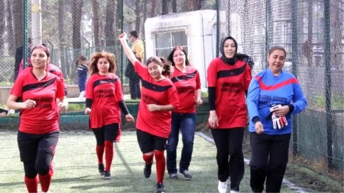 Kadınlar \'Özgecan\' İçin Futbol Oynadı