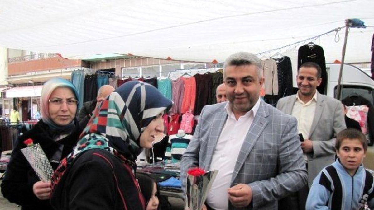 Kadınlara Gül Dağıttı