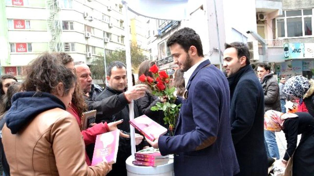 Kadınlara Gül ve Kitap