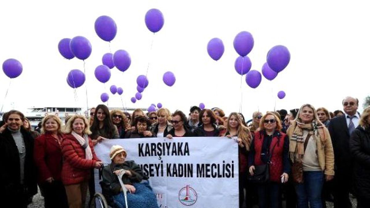 Karşıyaka\'da 8 Bin Kadın Türkü Söyledi