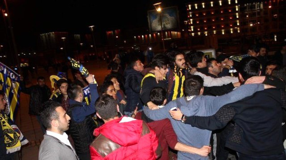 Kayseri\'de Fenerbahçeli Taraftarlar Galibiyeti Kutladı