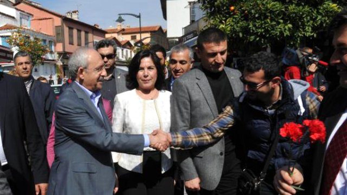 Kılıçdaroğlu, Çeşme Çarşısında Kadınlara Karanfil Verdi