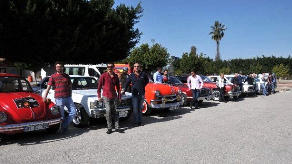 Klasik Arabalarla Özgecan Anısına Şehir Turu