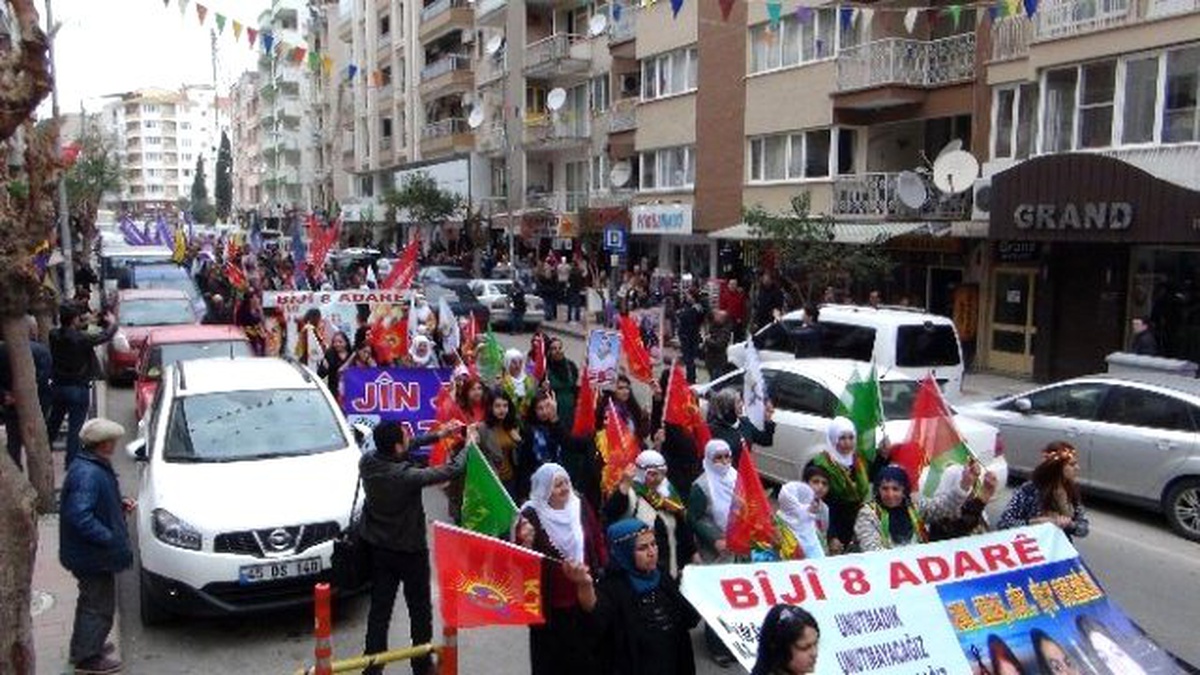 Manisalı Kadınlar Şiddete Karşı Omuz Omuza Yürüdü