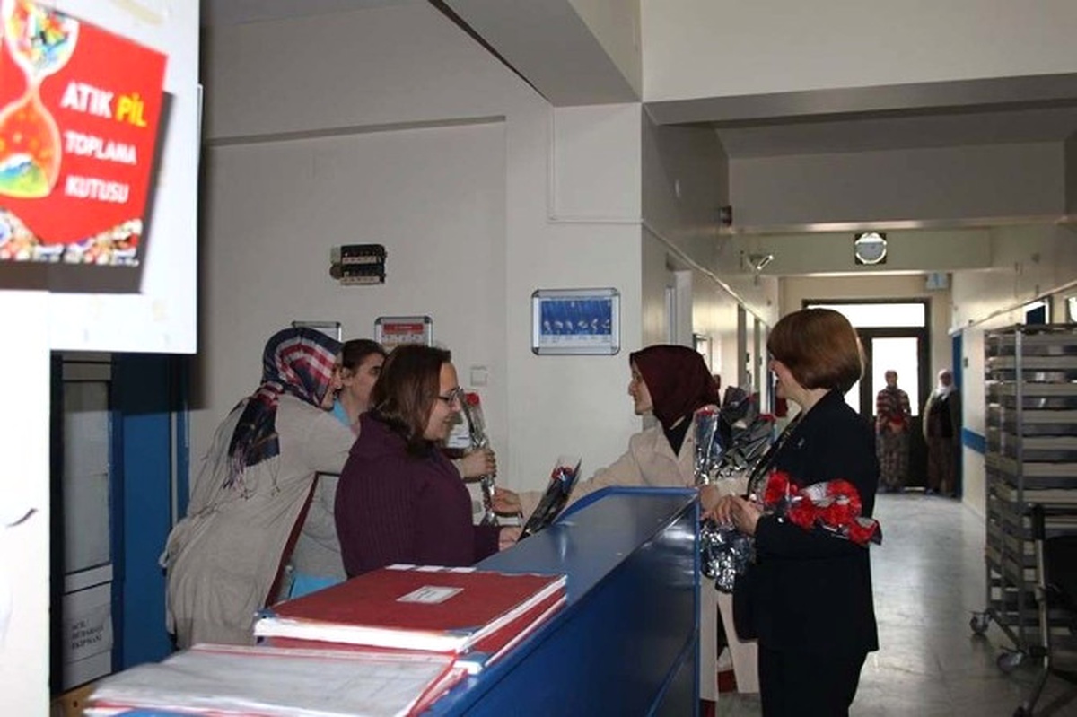 MHP\'li Kadınlardan Hastalara ve Pazarcı Kadınlara Karanfil