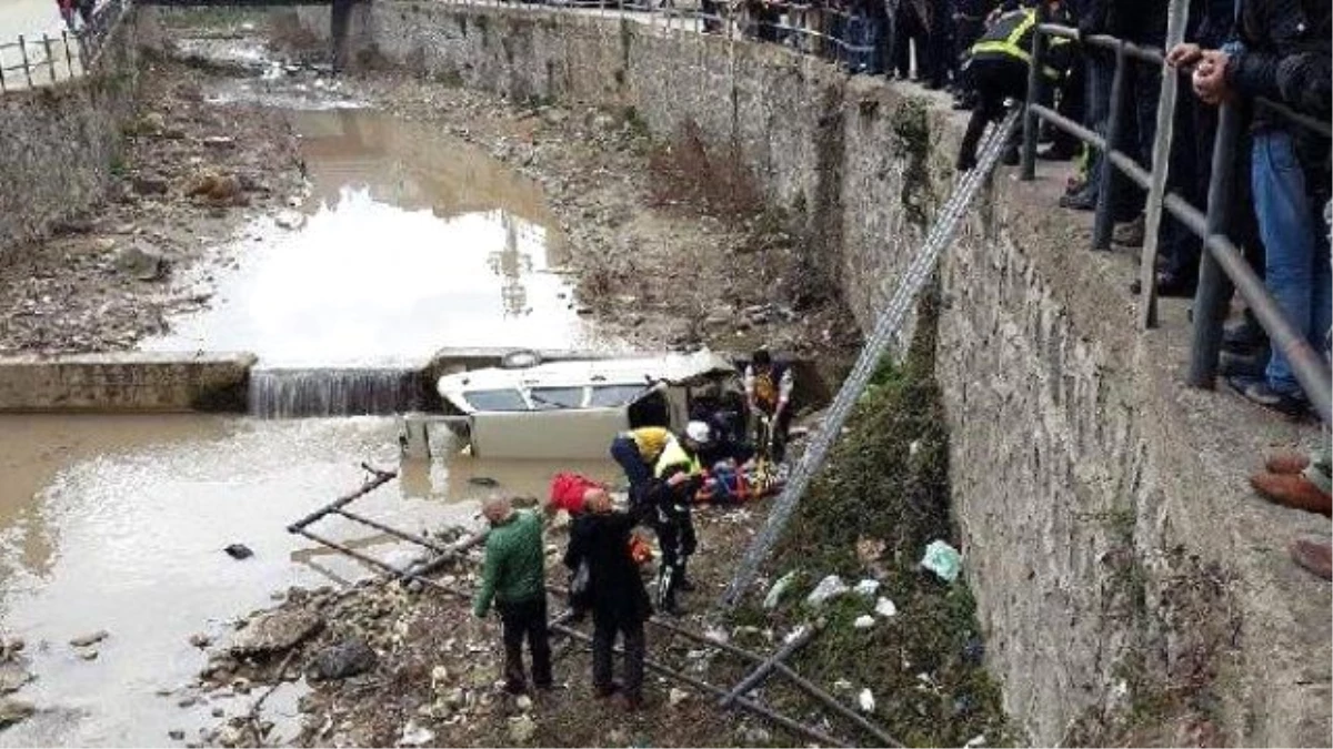 Otomobil Dereye Uçtu, Sürücüsü Yaralandı