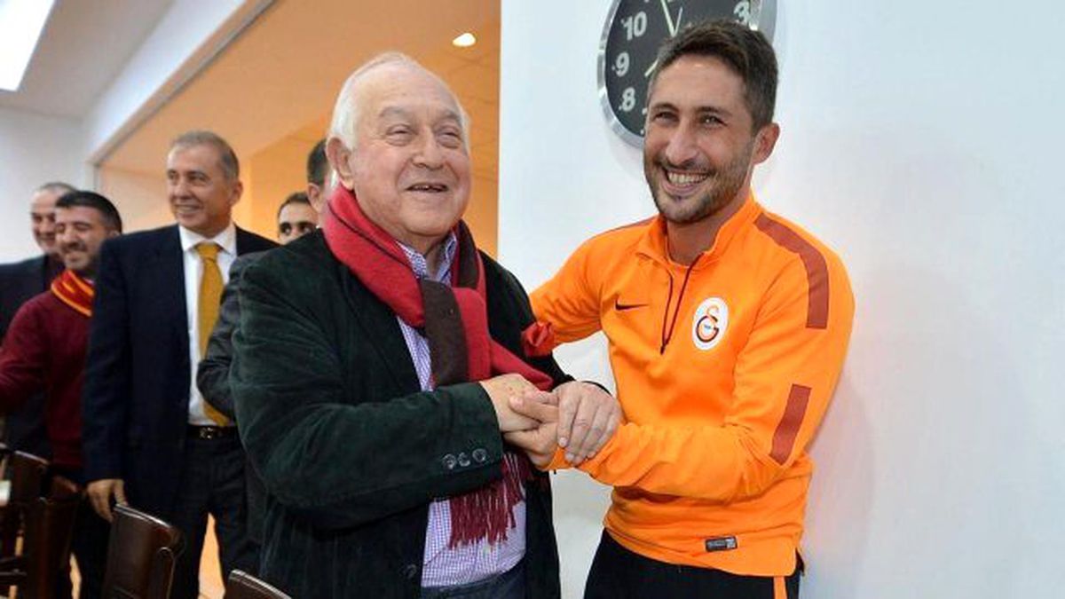 Sabri Sarıoğlu Maç Öncesindeüşüyen Çocuğa Eşofmanını Verdi