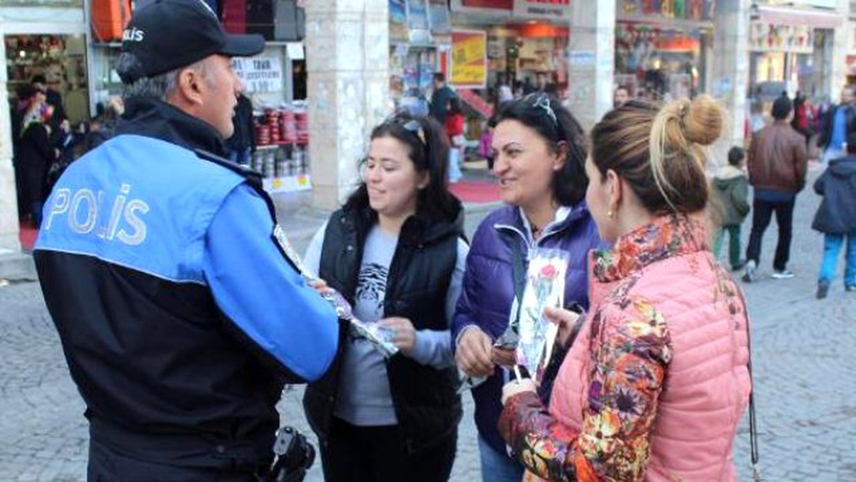 Samsun\'da Polis Kadınlara Kırmızı Karanfil Dağıttı