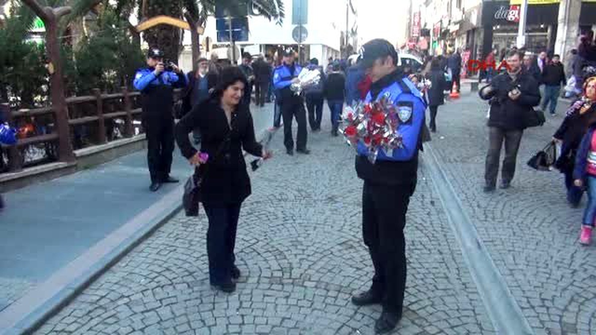 Samsun\'da Polis Kadınlara Kırmızı Karanfil Dağıttı