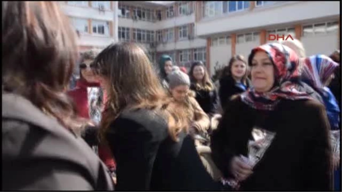 Sinop\'un Kadın Valisi\'nden Kadınlara Karanfil