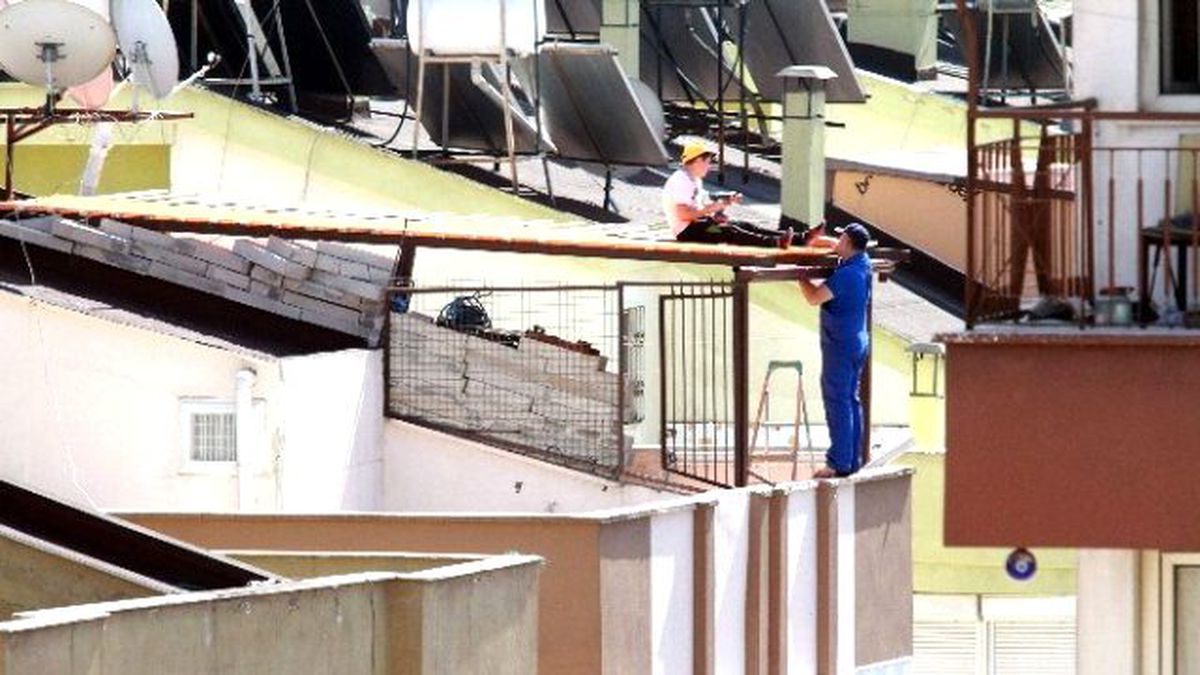 Terasta Çalışan Usta ve Çırağın Görüntüsü Yürekleri Ağza Getirdi