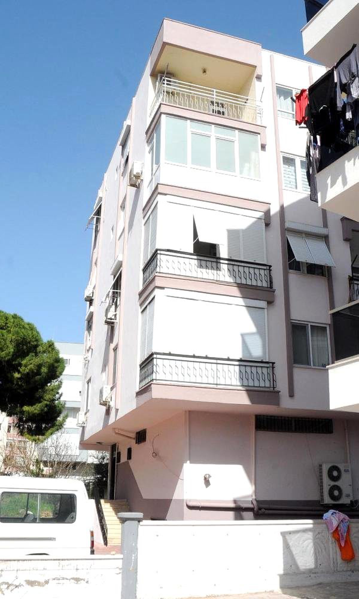 Üncü Kattan Ölüme Atladı