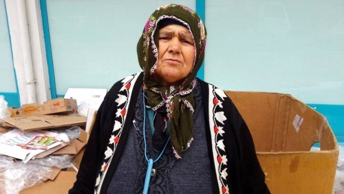 Yaşlı Kadının Göz Yaşartan Çabası