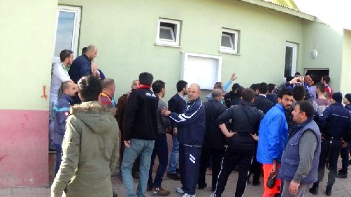 Yenilen Takımın Futbolcusu Antrenöre Saldırdı