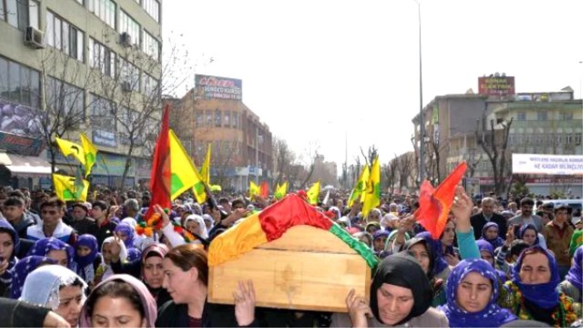 Ypj\'li Kadının Cenazesini Kadınlar Taşıdı