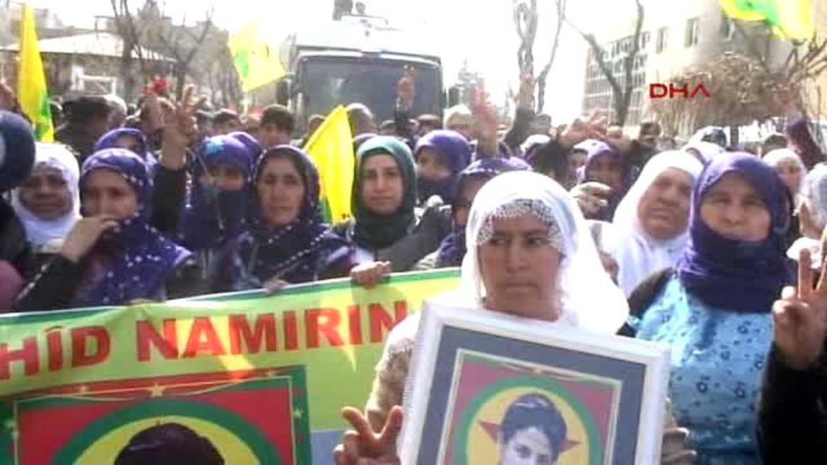 Ypj\'li Kadının Cenazesini Kadınlar Taşıdı