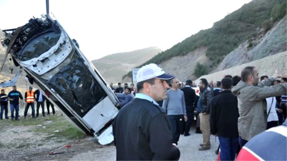 Adana\'da Otomobil Gölete Devrildi : 2 Ölü
