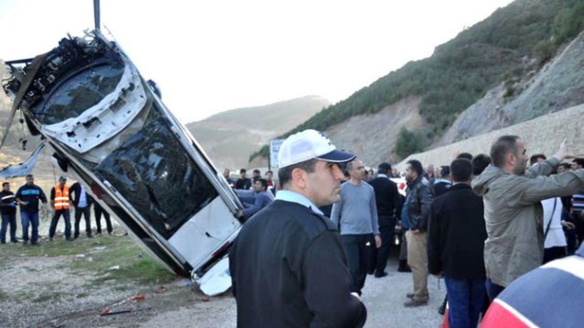 Adana\'da Otomobil Gölete Devrildi : 2 Ölü