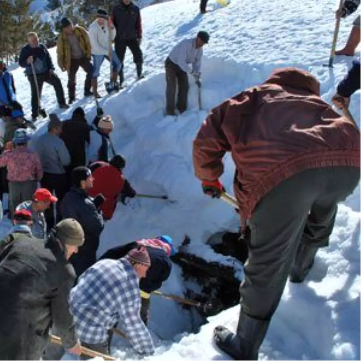 Torosların Eteğindeki Dağdaki Deliğe Tonlarca Kar Depolandı