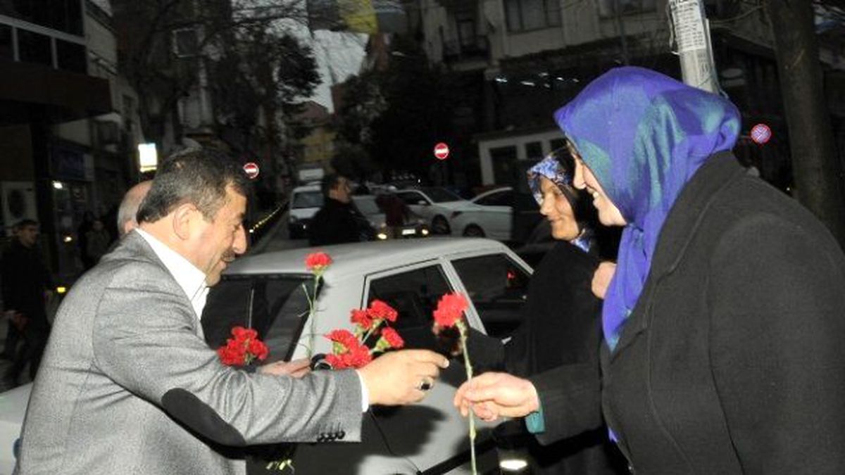 Başkan Karabacak, Karanfil Dağıttı
