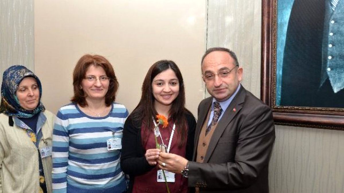 Başkan Üzülmez\'den Çiçekli Kutlama