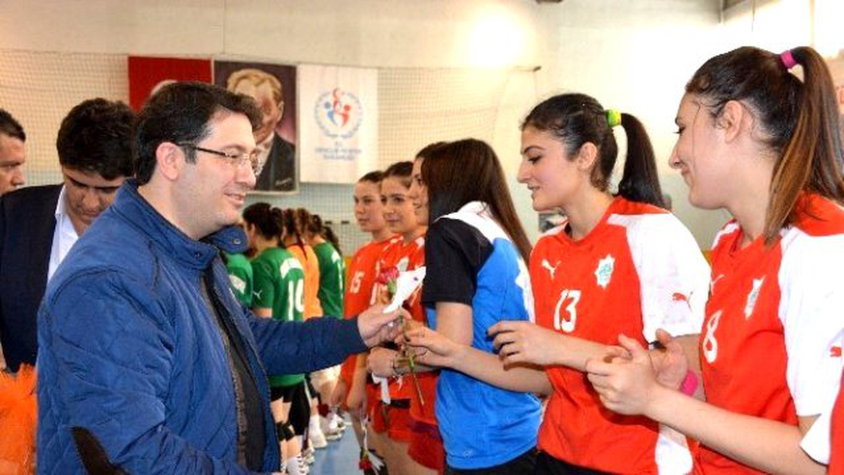 Başkan Yazgı, Bayan Sporculara Karanfil Verdi