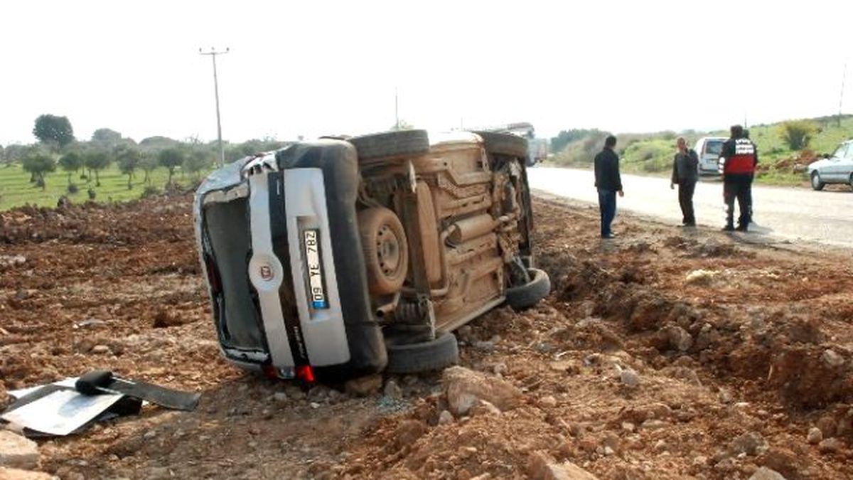 Direksiyon Hakimiyetini Kaybeden Bayan Sürücü Yoldan Çıktı