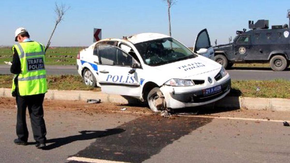 Diyarbakır\'da Polis Aracı Takla Attı: 2 Yaralı