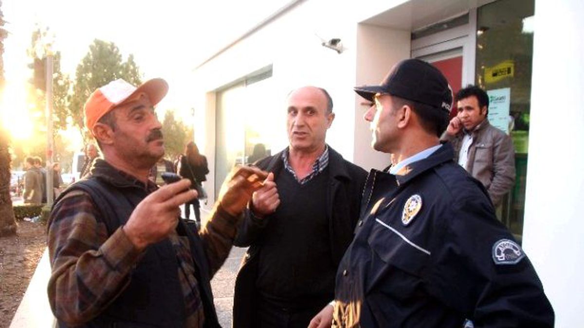 Aydın\'da Dolandırılmaktan Polis Kurtardı