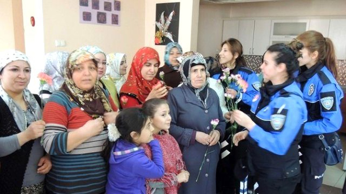 Emniyet Müdürlüğü Umut Anne Evi\'ni Ziyaret Etti