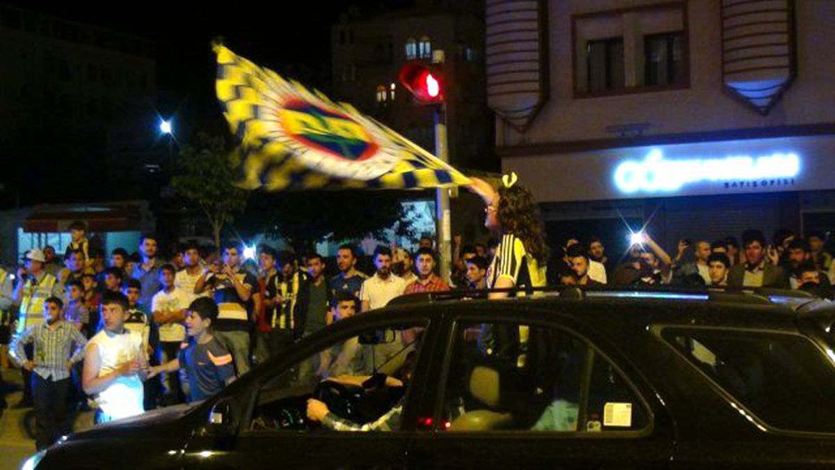 Fenerbahçe Taraftarının Derbi Zaferini Kutlamasına Diyarbakırlı Taraftarlar Engel Oldu