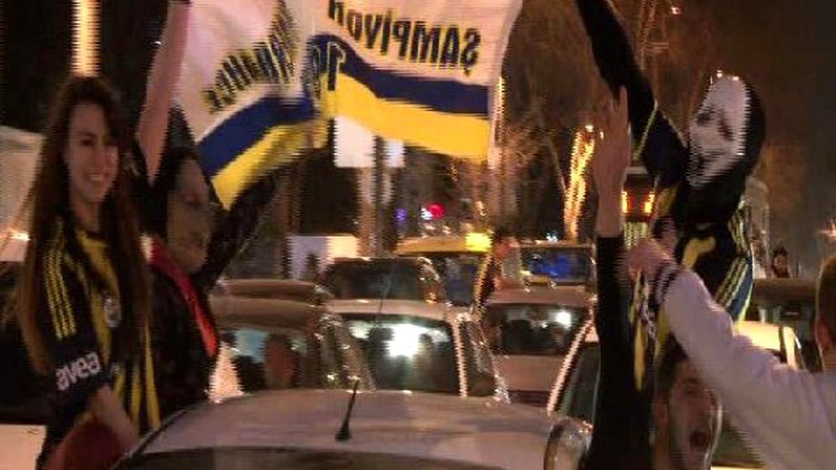 Fenerbahçeli Taraftarlar Galibiyet Coşkusunu Bağdat Caddesi\'nde Kutladı