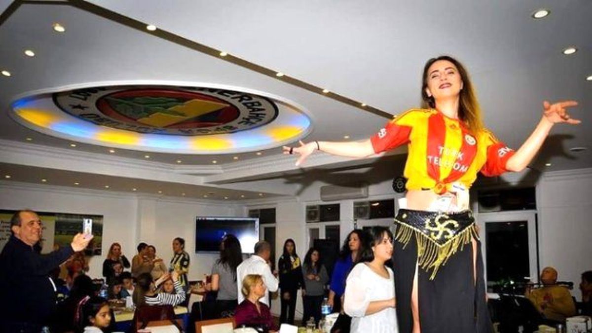 Galatasaray Formalı Dansözlü Fotoğrafa Büyük Tepki